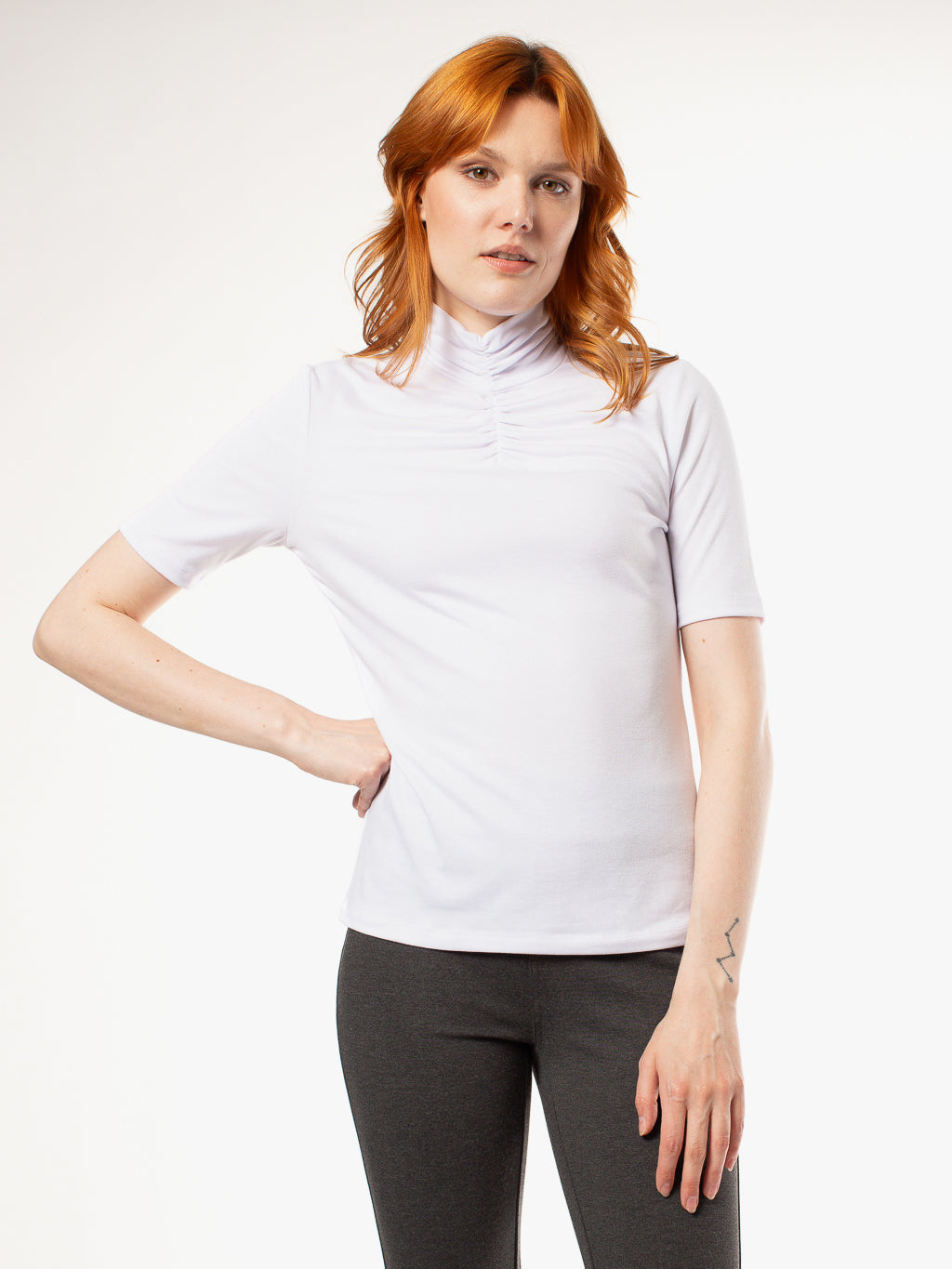 T-shirt à col roulé avec détails plissés