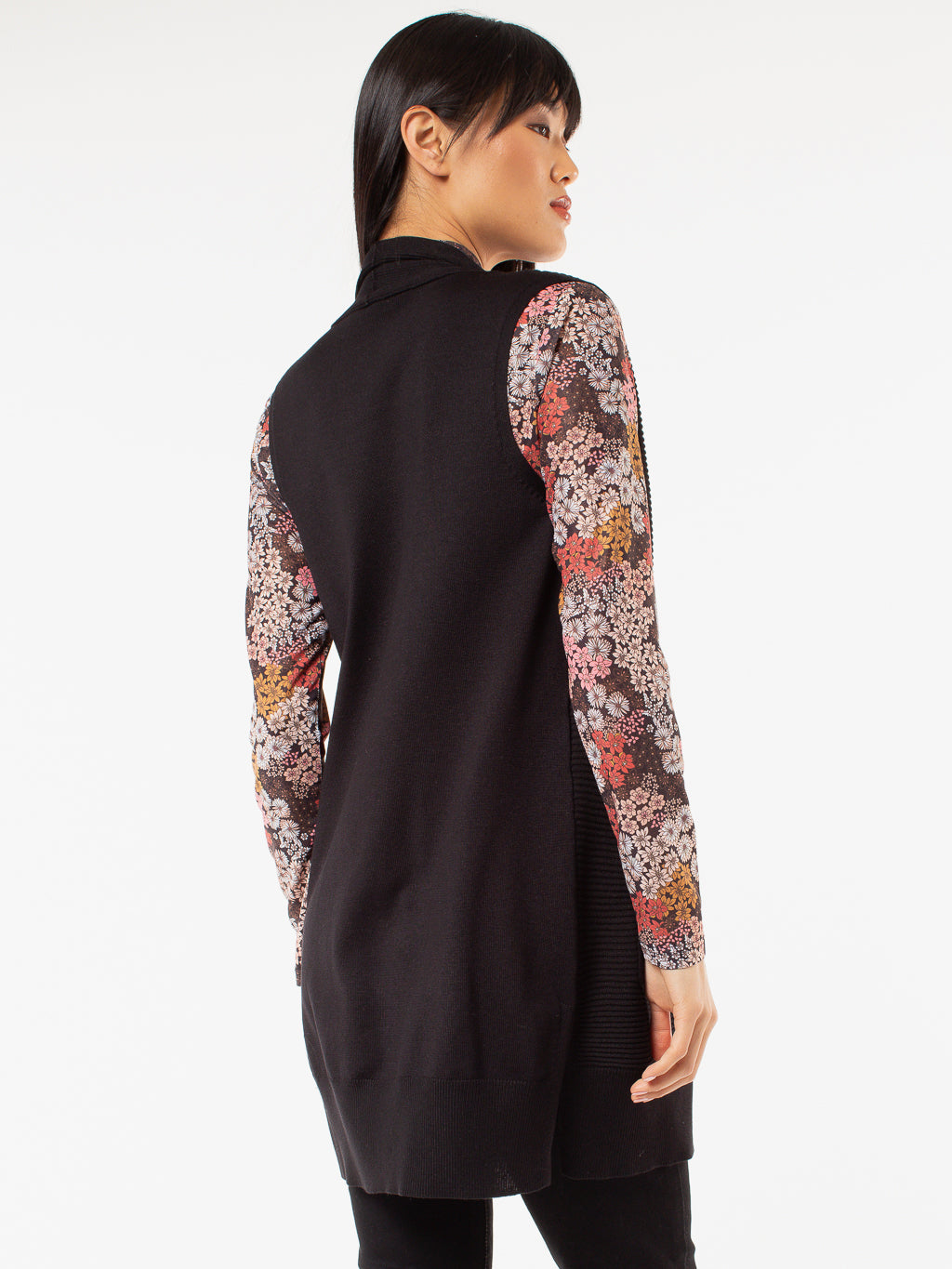 Sleeveless fitted knit cardigan
