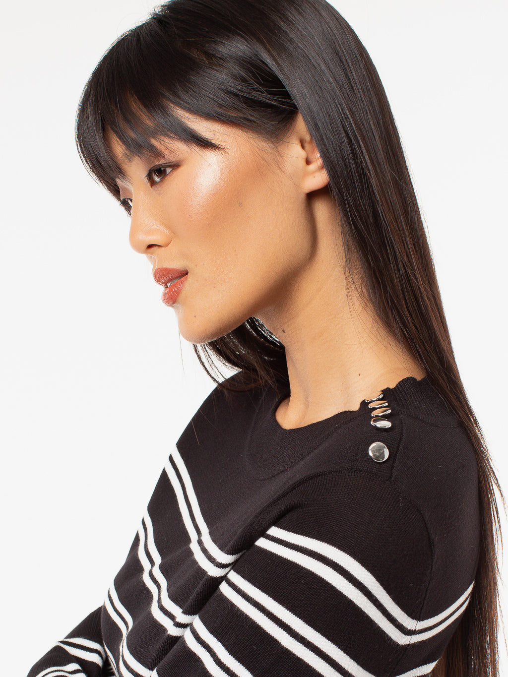 Long-sleeve semi-fitted pullover sweater
