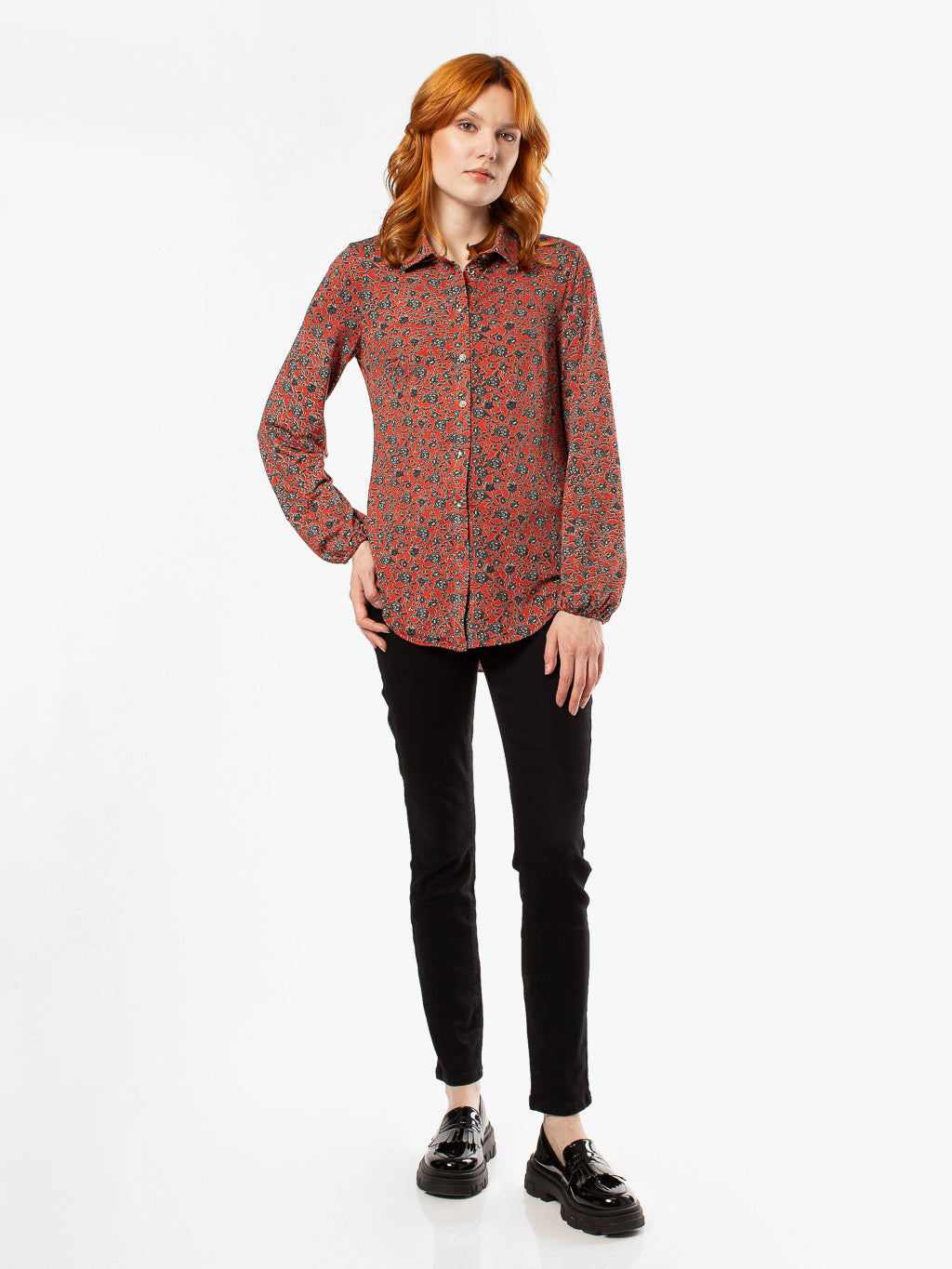Long-sleeve semi-fitted blouse with buttons