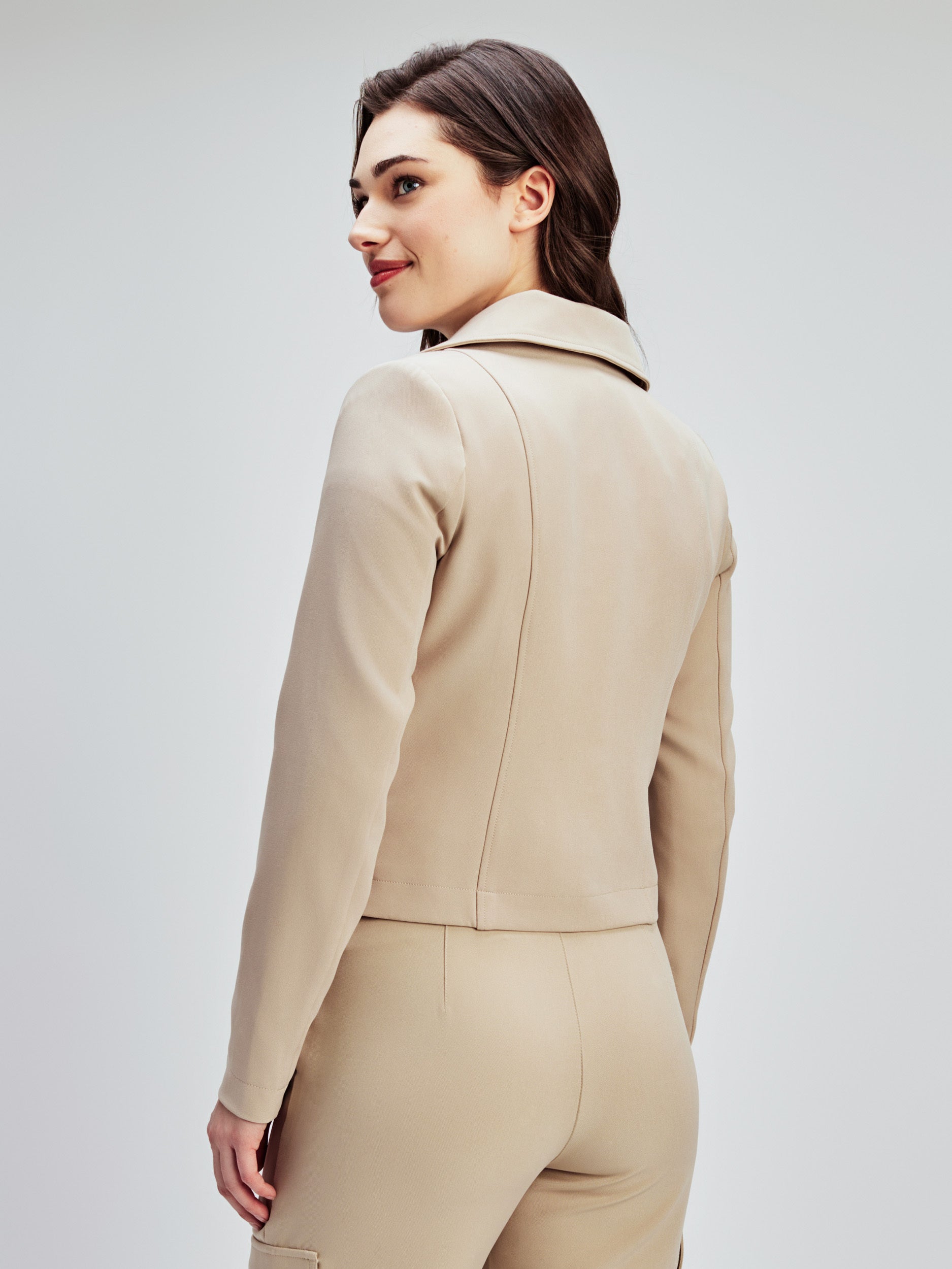 Long-sleeve semi-fitted vest