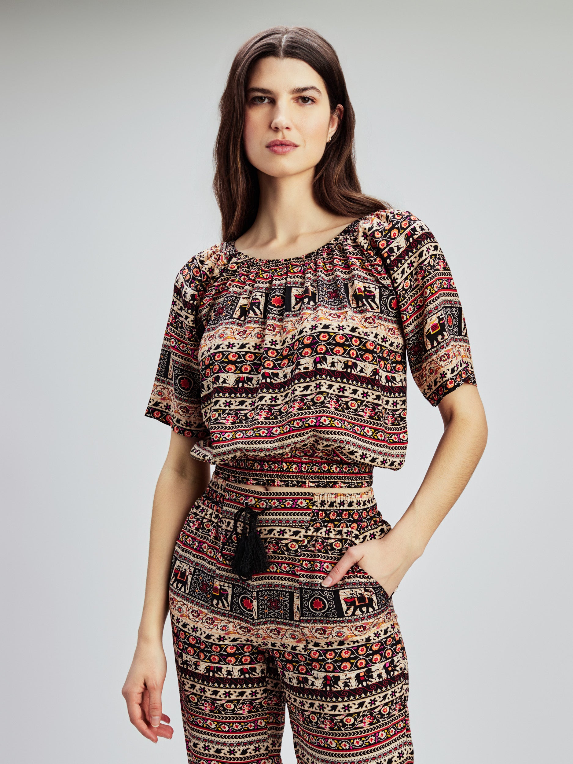 Short-sleeve semi-fitted t-shirt