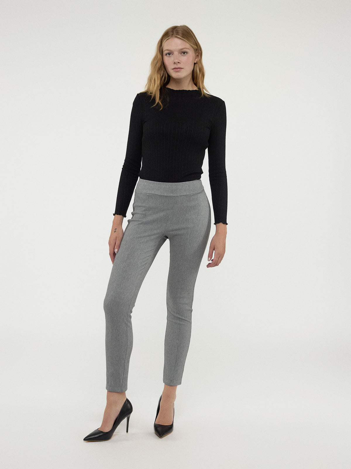 Narrow fitted pull-on pant