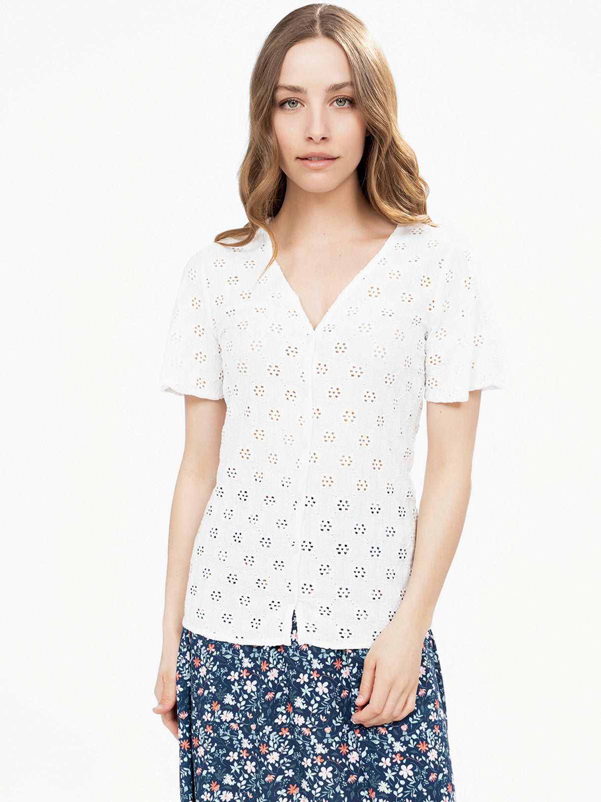 Short-sleeve semi-fitted blouse with buttons