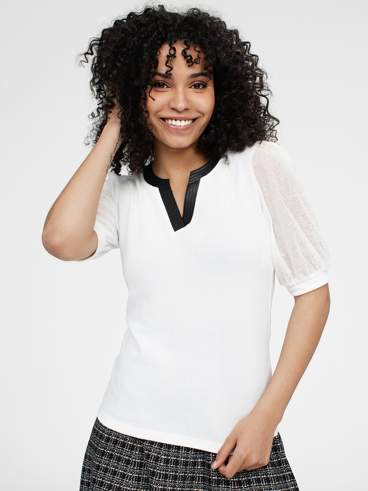 Short-sleeve semi-fitted t-shirt