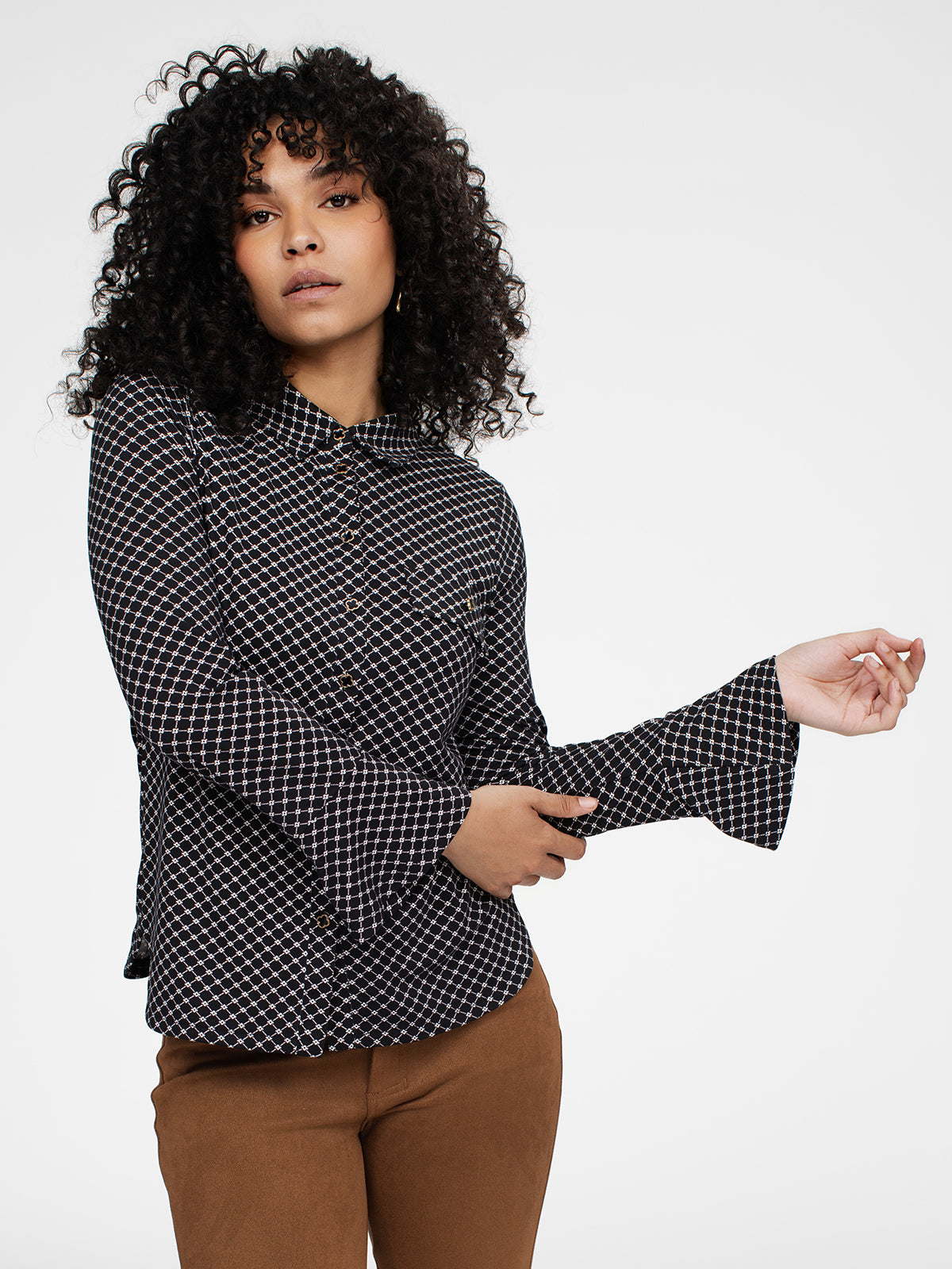 Long-sleeve semi-fitted blouse with buttons