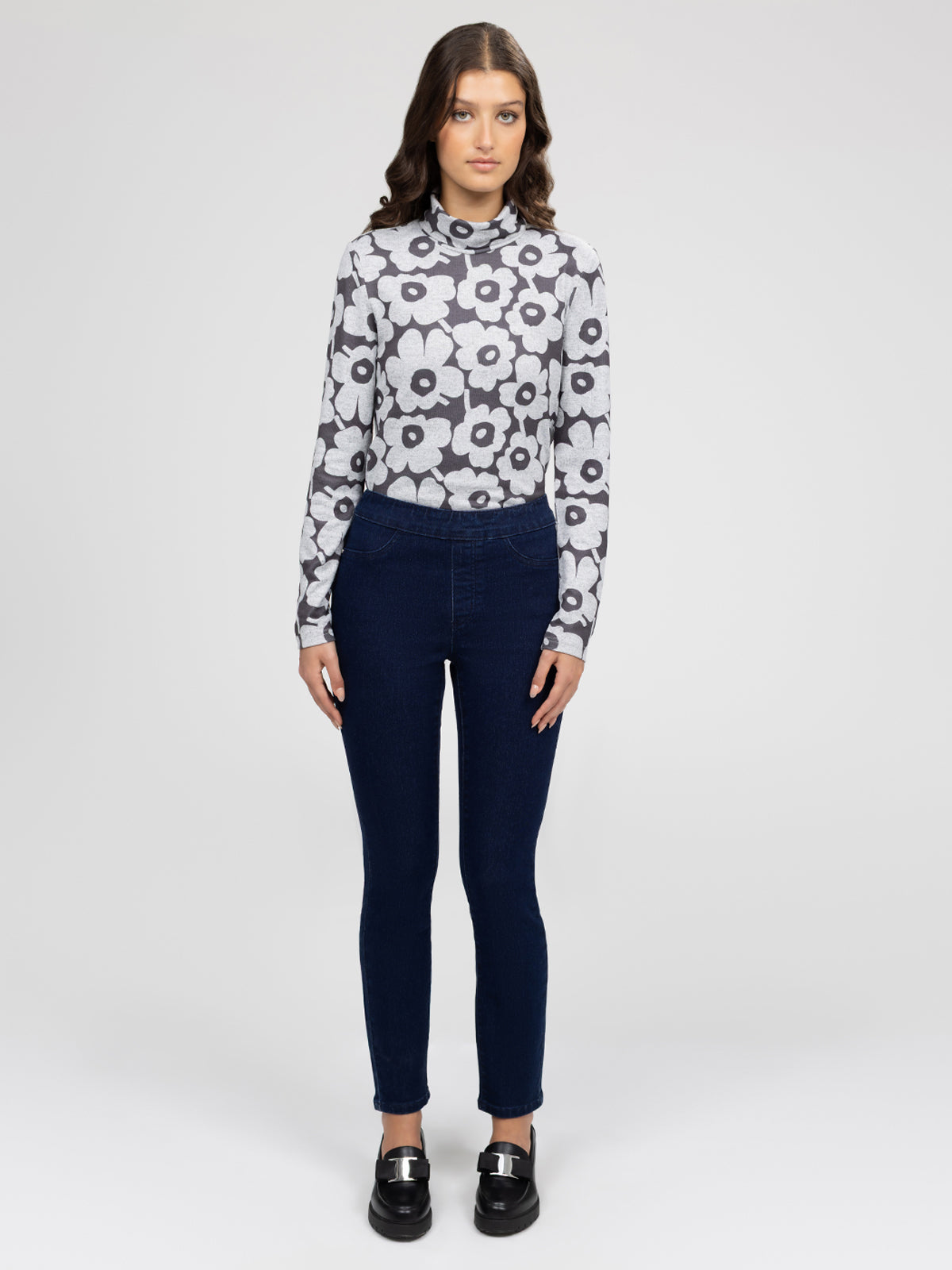 Skinny semi-fitted pull-on jean