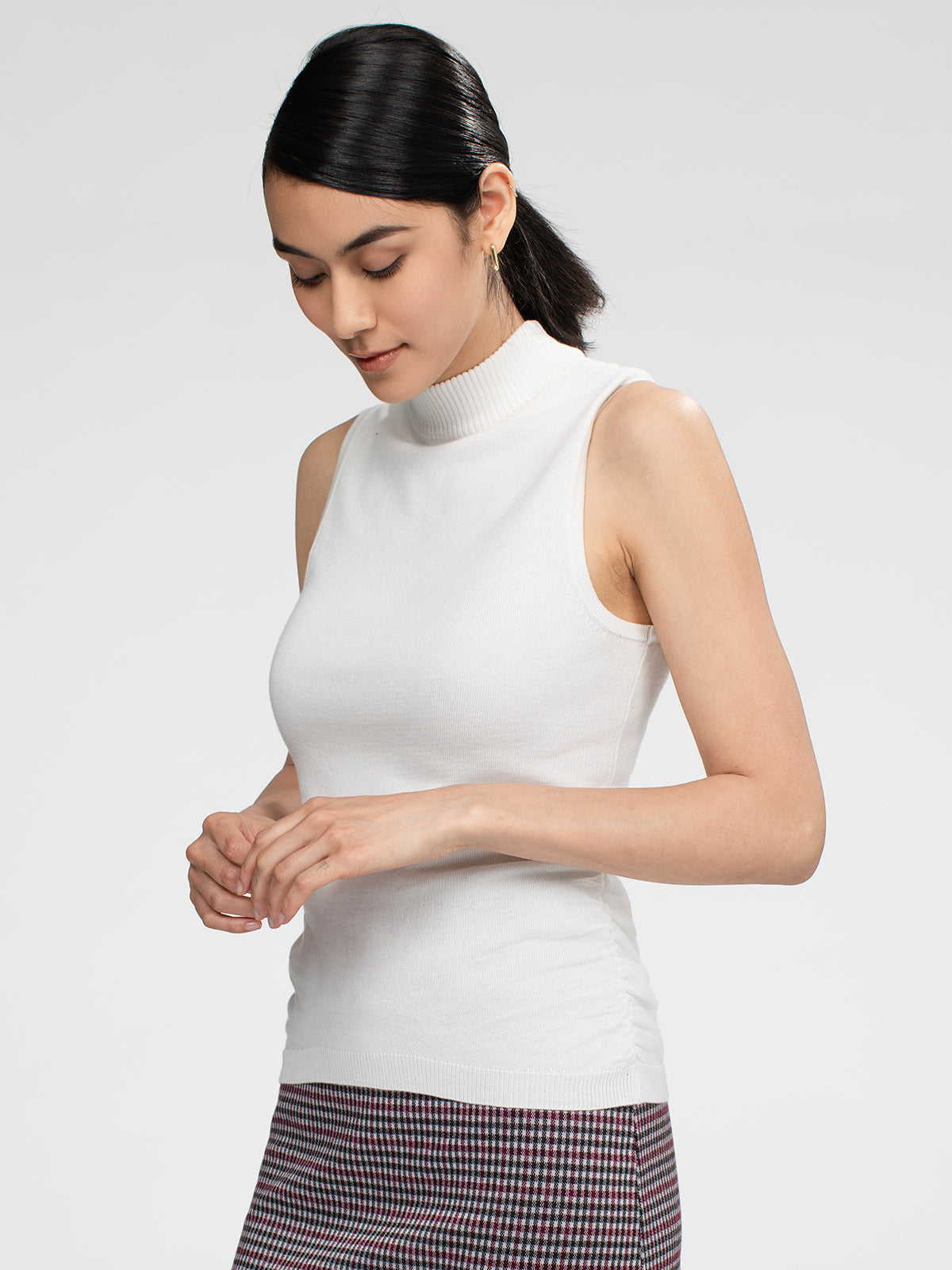 Sleeveless fitted pullover sweater