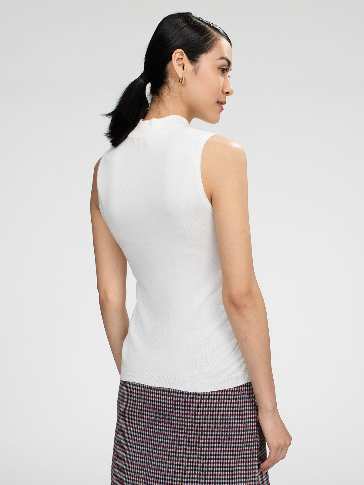 Sleeveless fitted pullover sweater