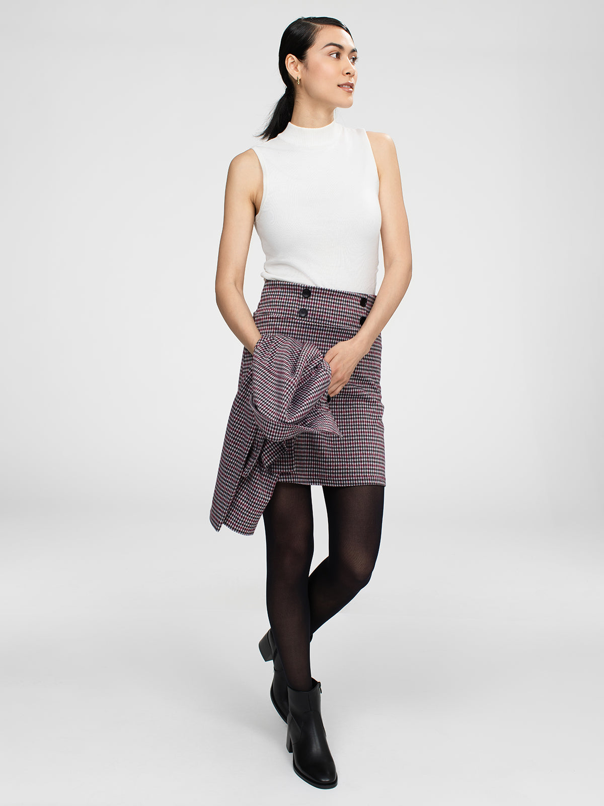 Sleeveless fitted pullover sweater