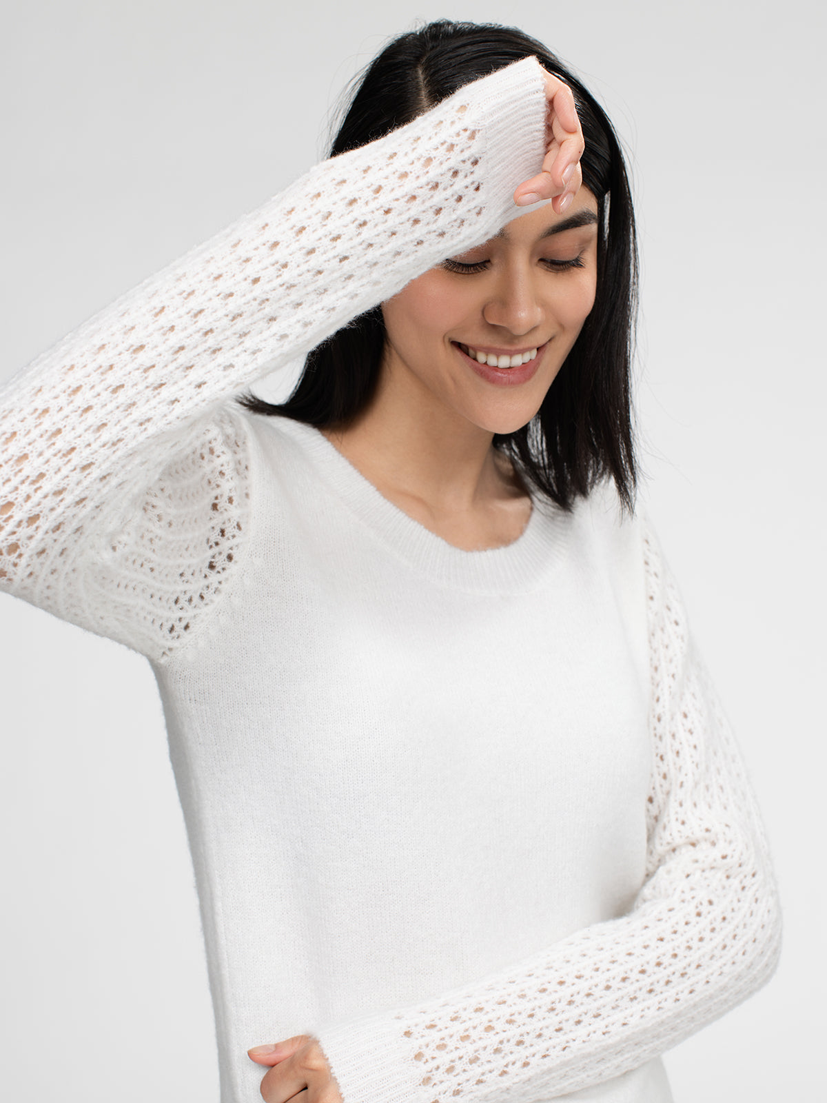 Long-sleeve semi-fitted pullover sweater