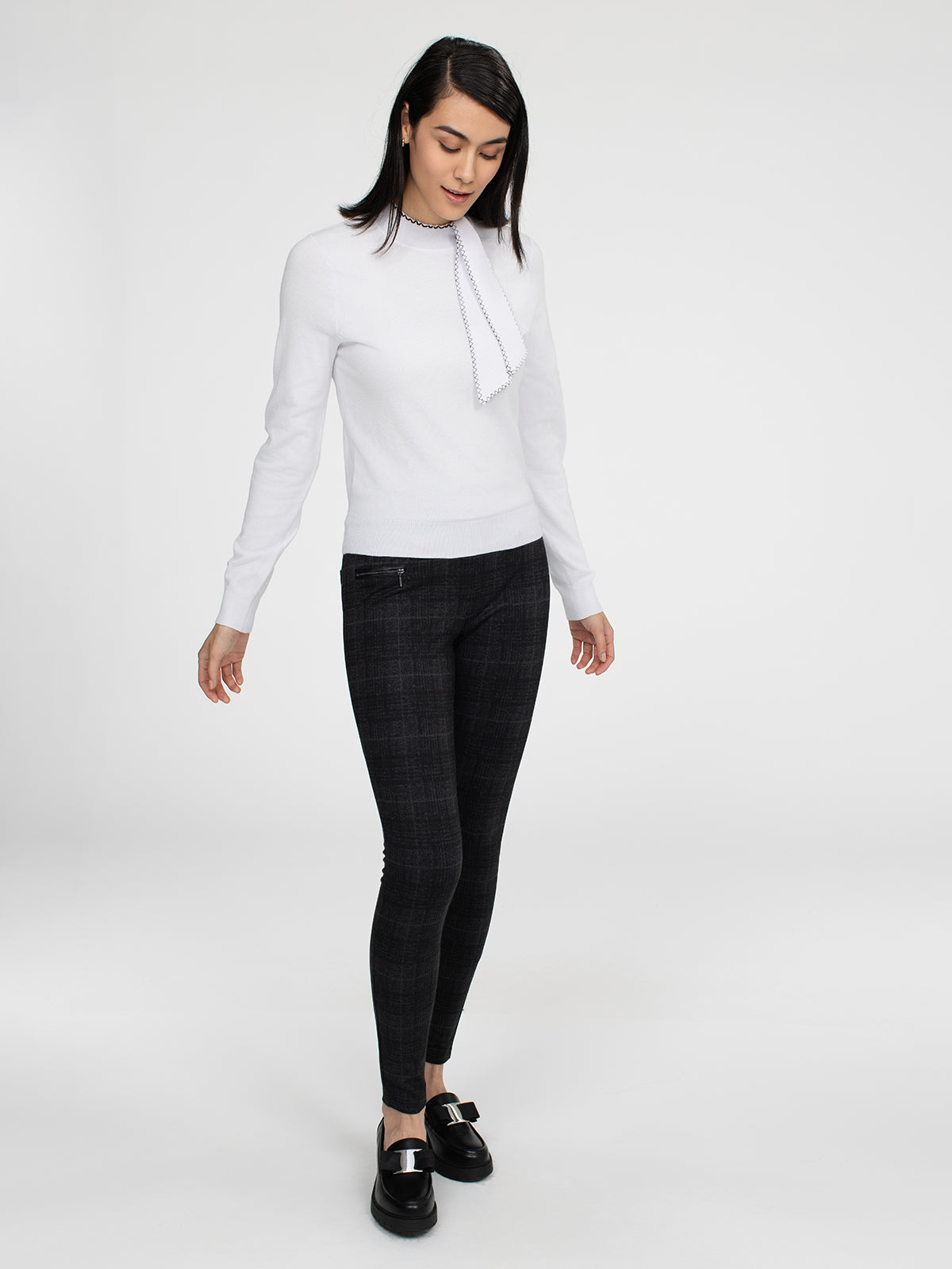 Long-sleeve semi-fitted pullover sweater