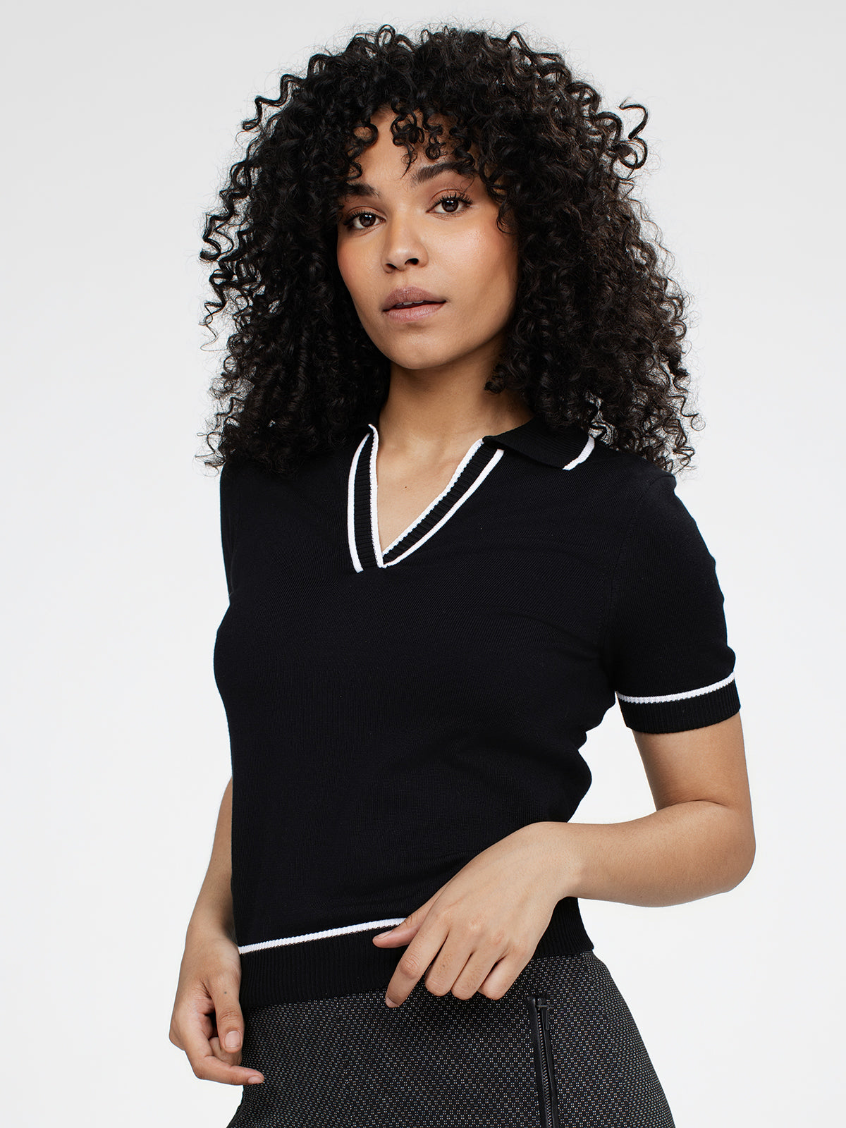 Semi-fitted short-sleeve sweater
