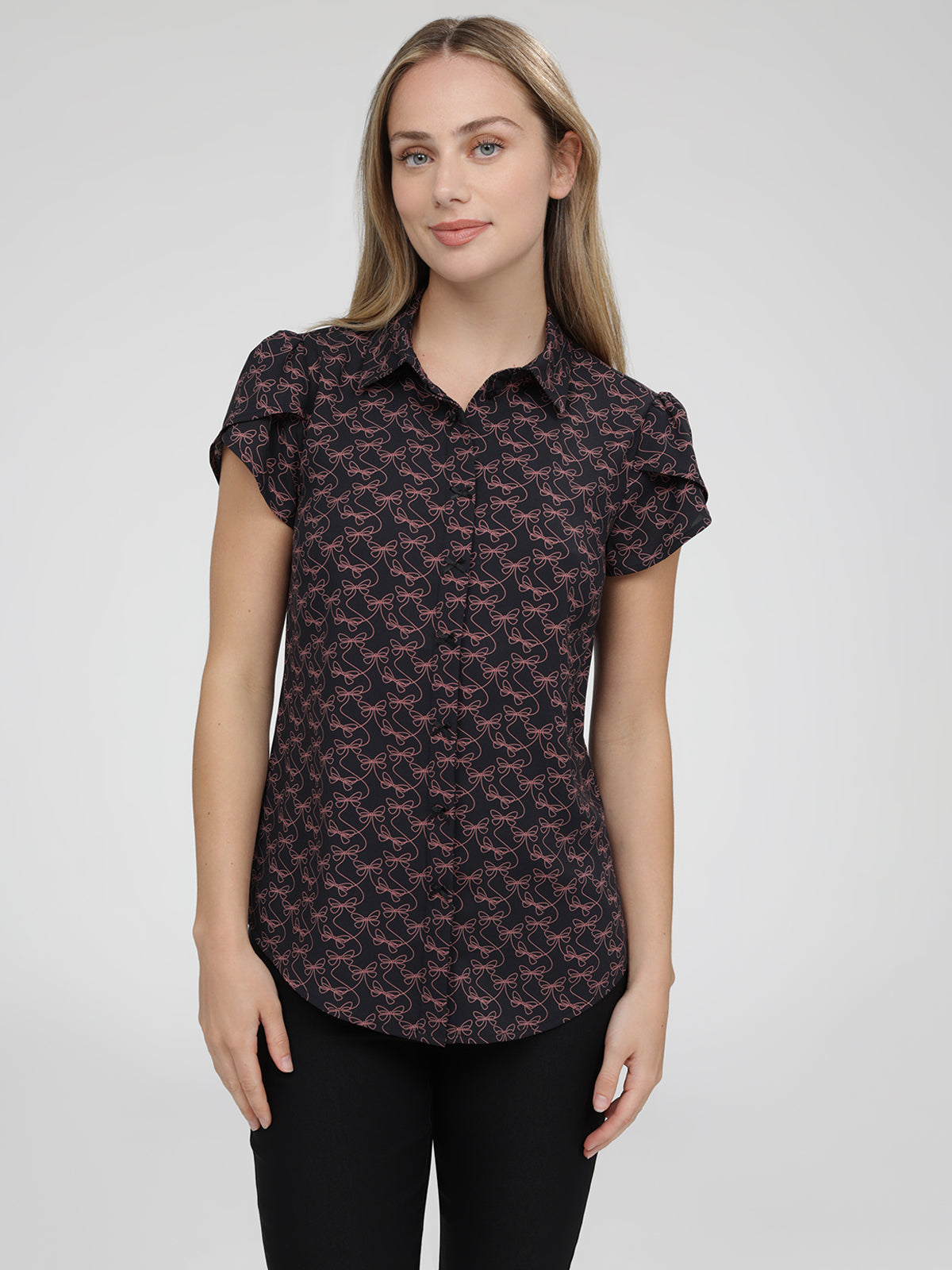 Blouse semi-ajustée à manches courtes avec boutons
