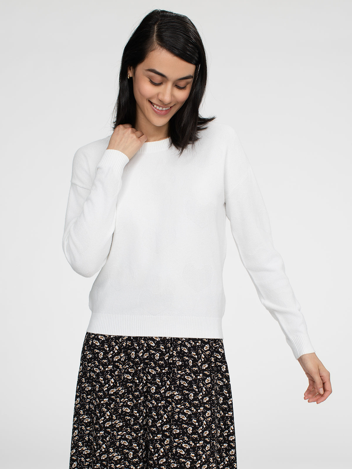 Long-sleeve semi-fitted pullover sweater