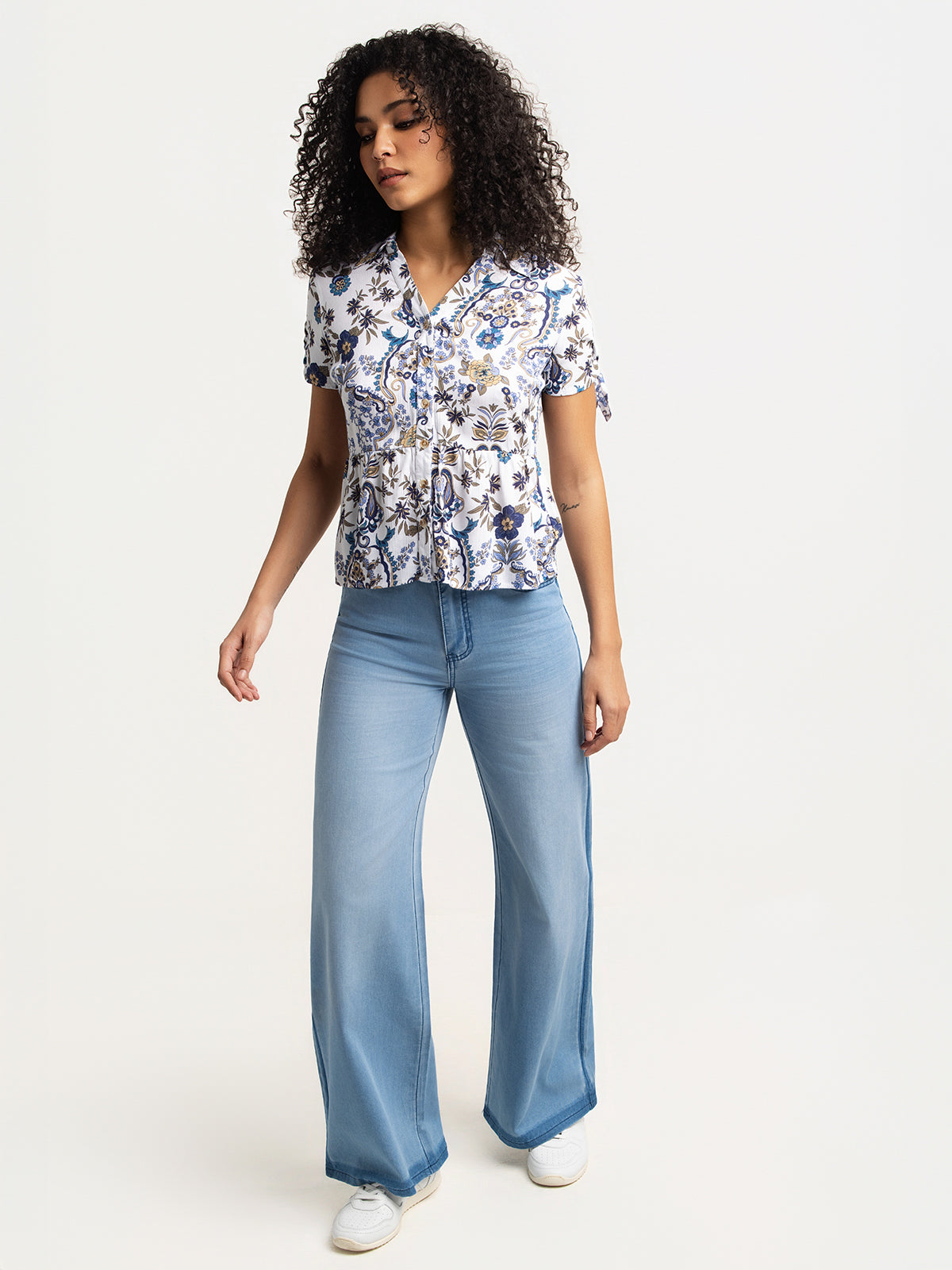 Short-sleeve blouse with buttons