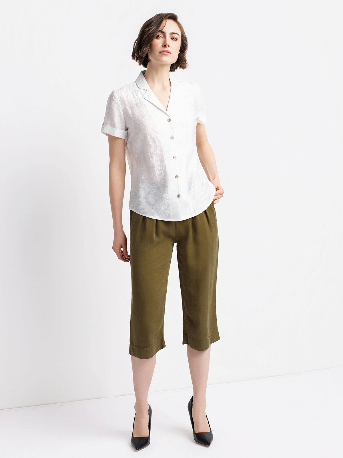 Short-sleeve blouse with buttons
