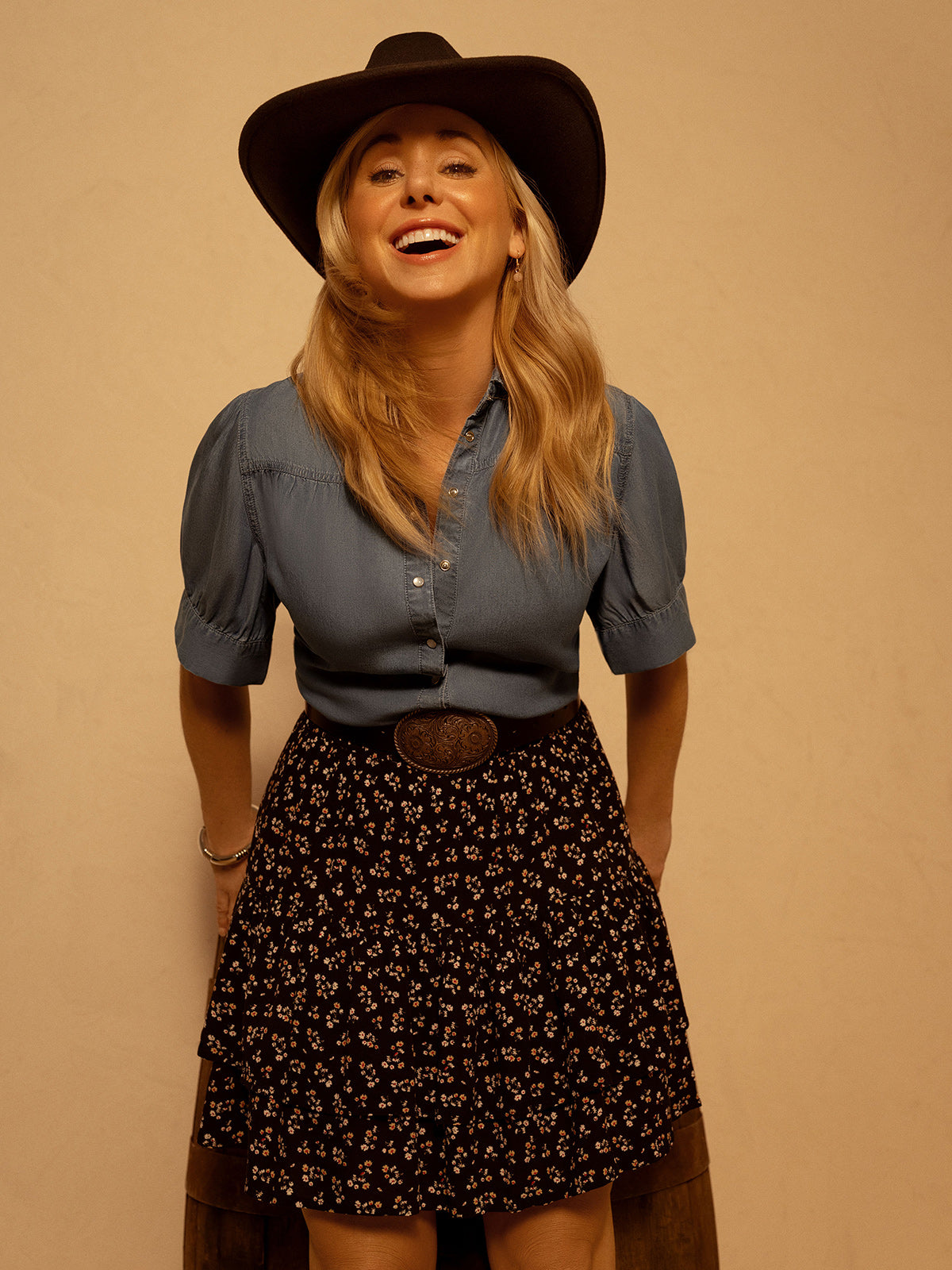 Short-sleeve blouse with buttons