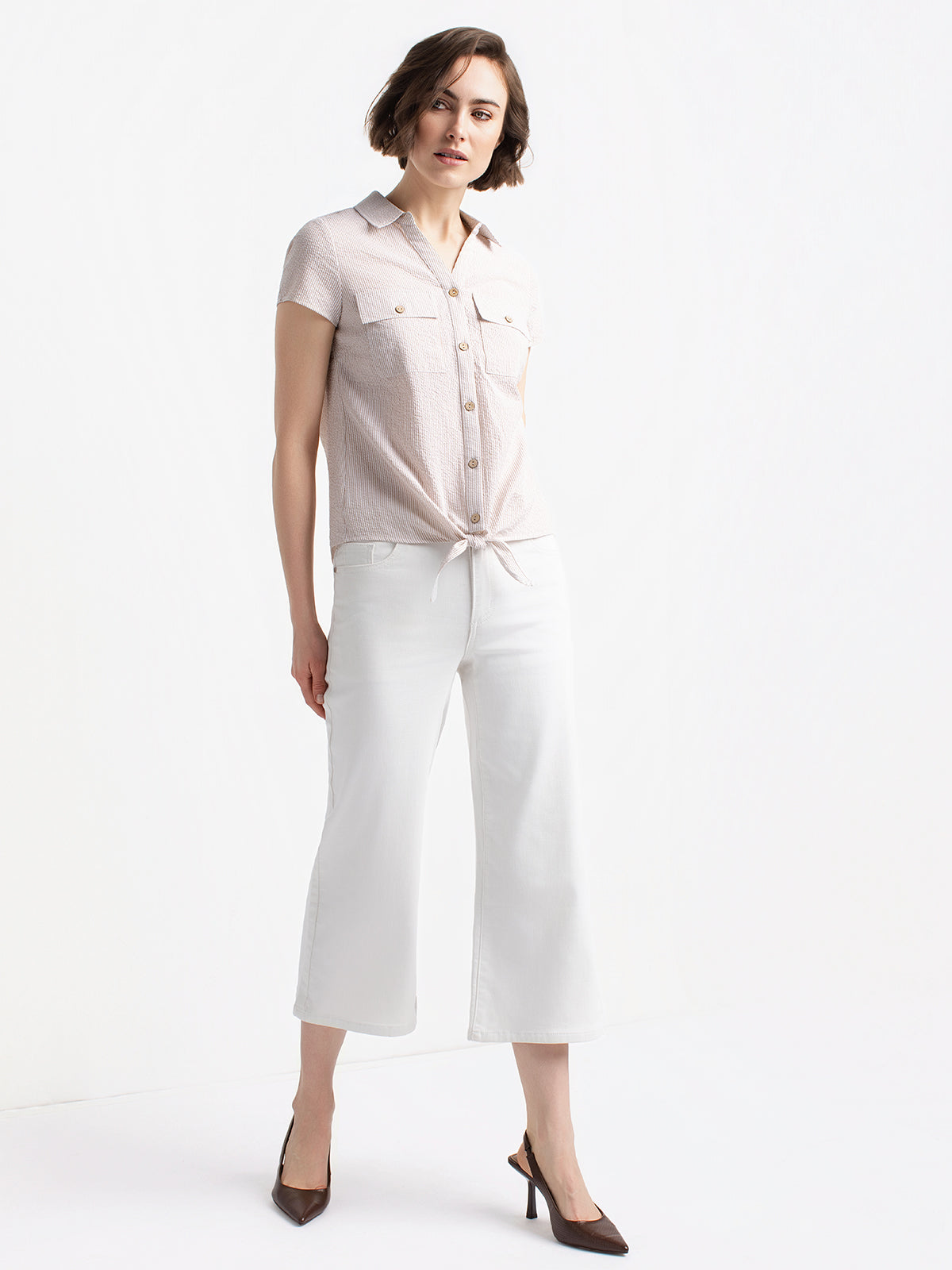 Sleeveless blouse with buttons