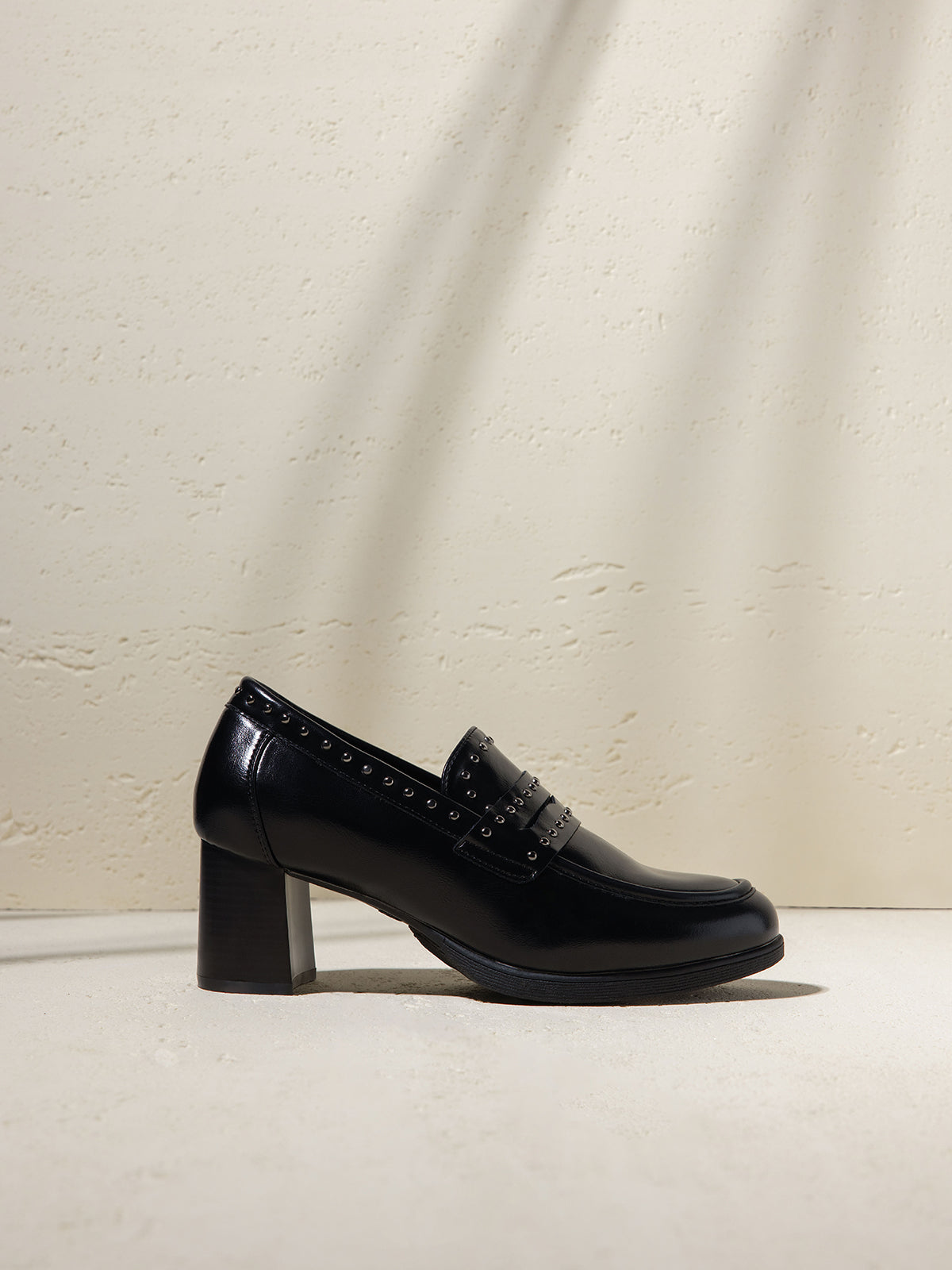 High-heeled shoes