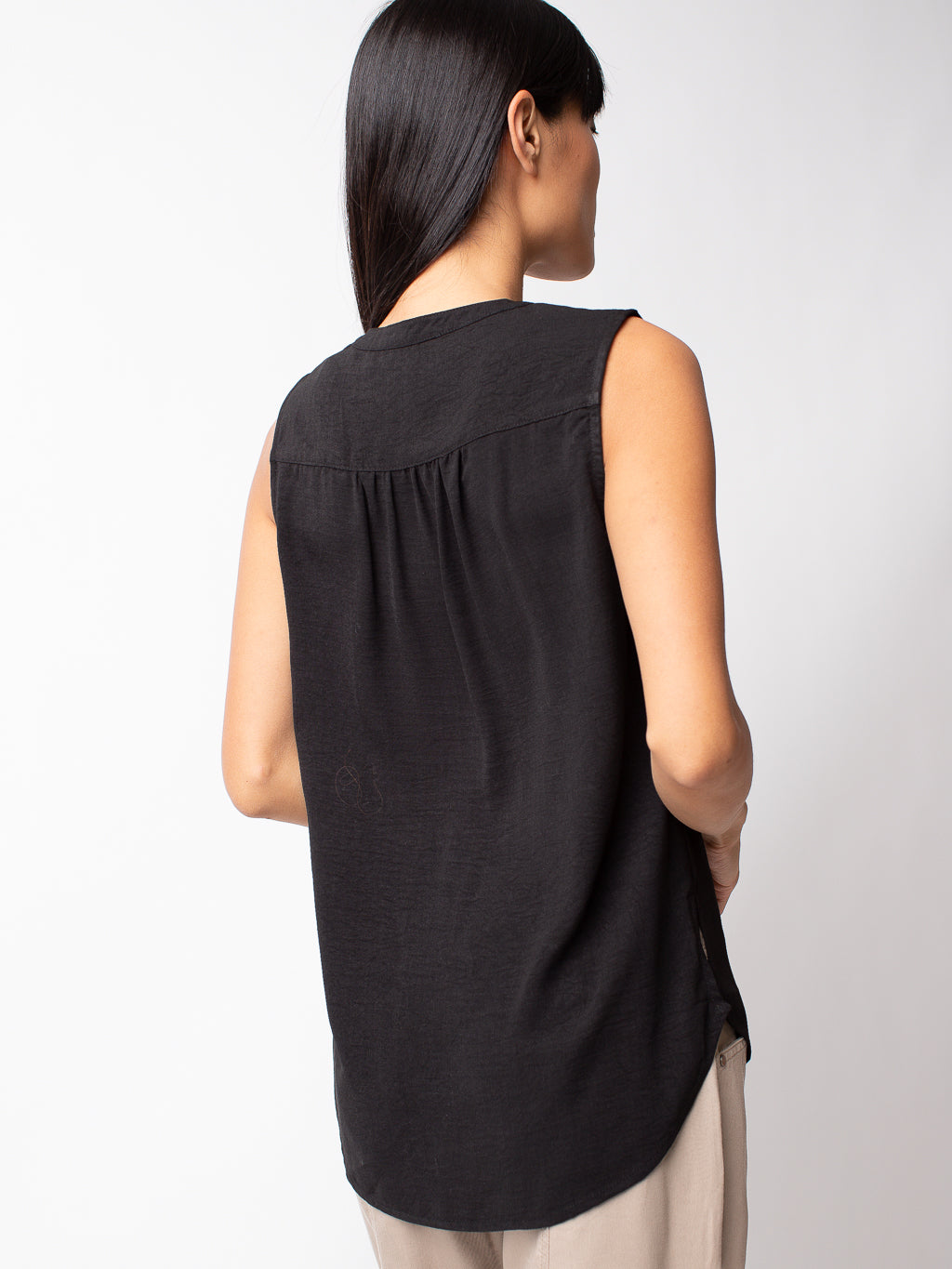 Sleeveless fitted blouse with buttons