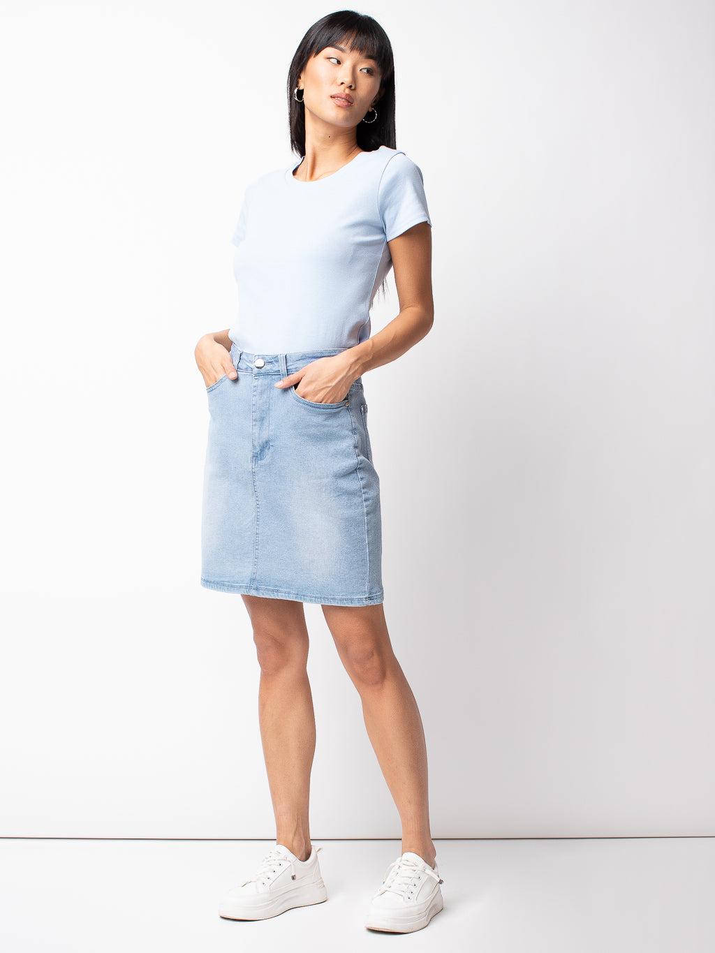 Short-sleeve semi-fitted t-shirt