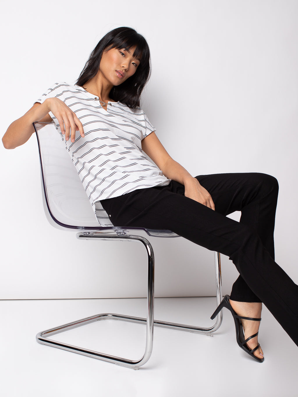 Short-sleeve semi-fitted t-shirt