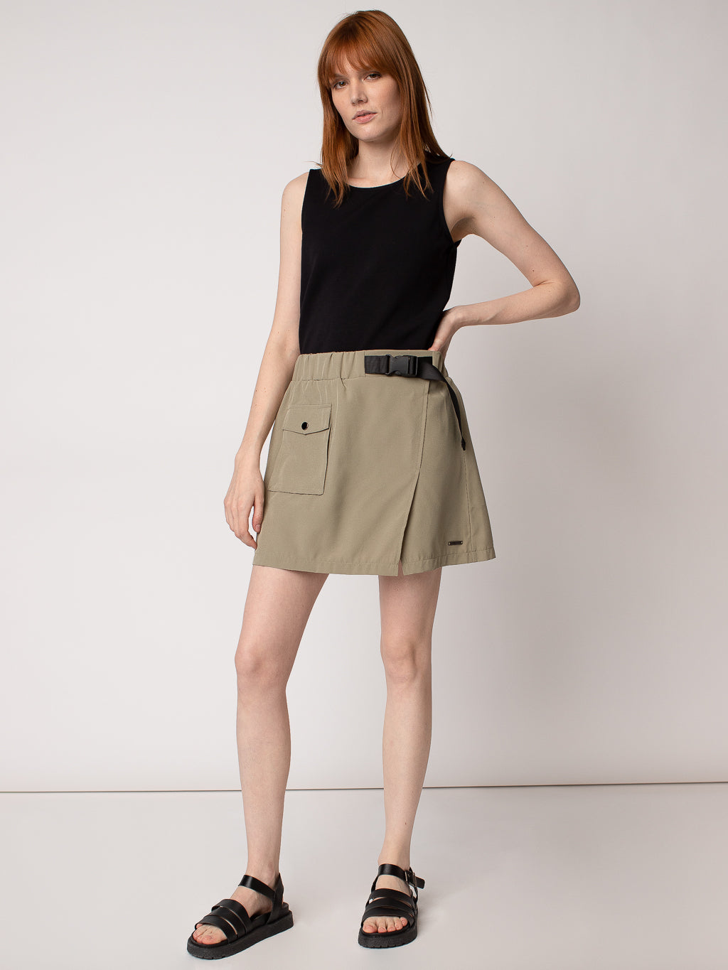 Jupe-short asymétrique avec taille élastique et ceinture