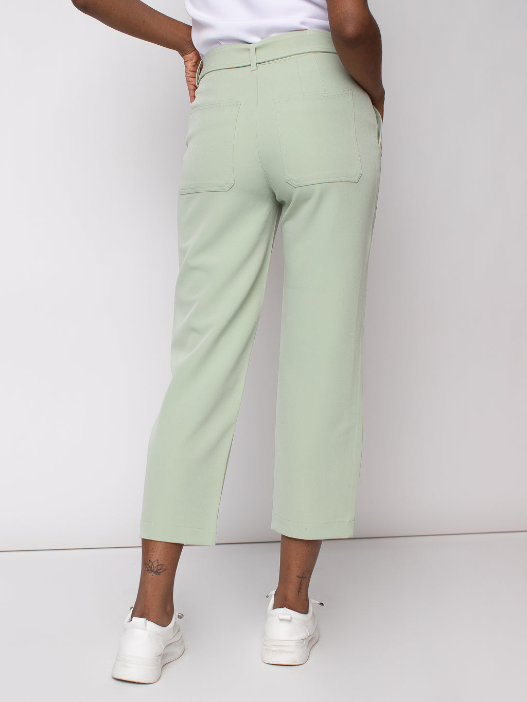 Semi-fitted straight capri with belt