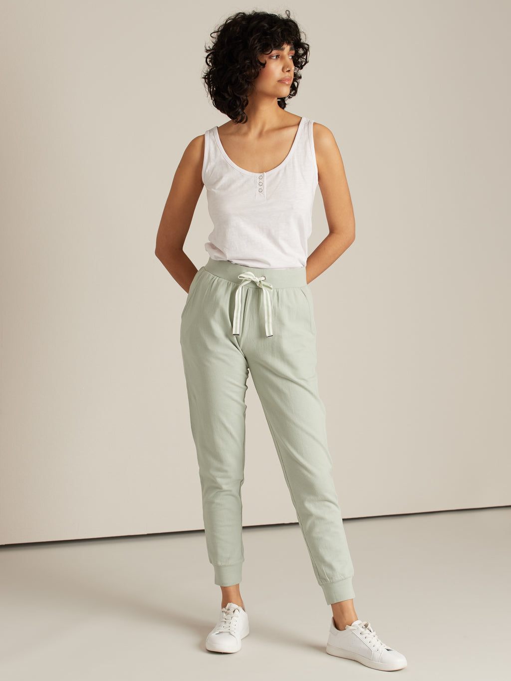 Semi-fitted lounge pant