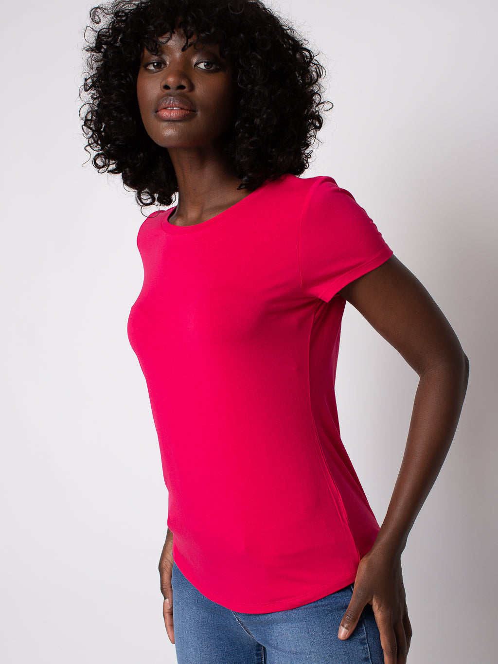 Short-sleeve semi-fitted t-shirt