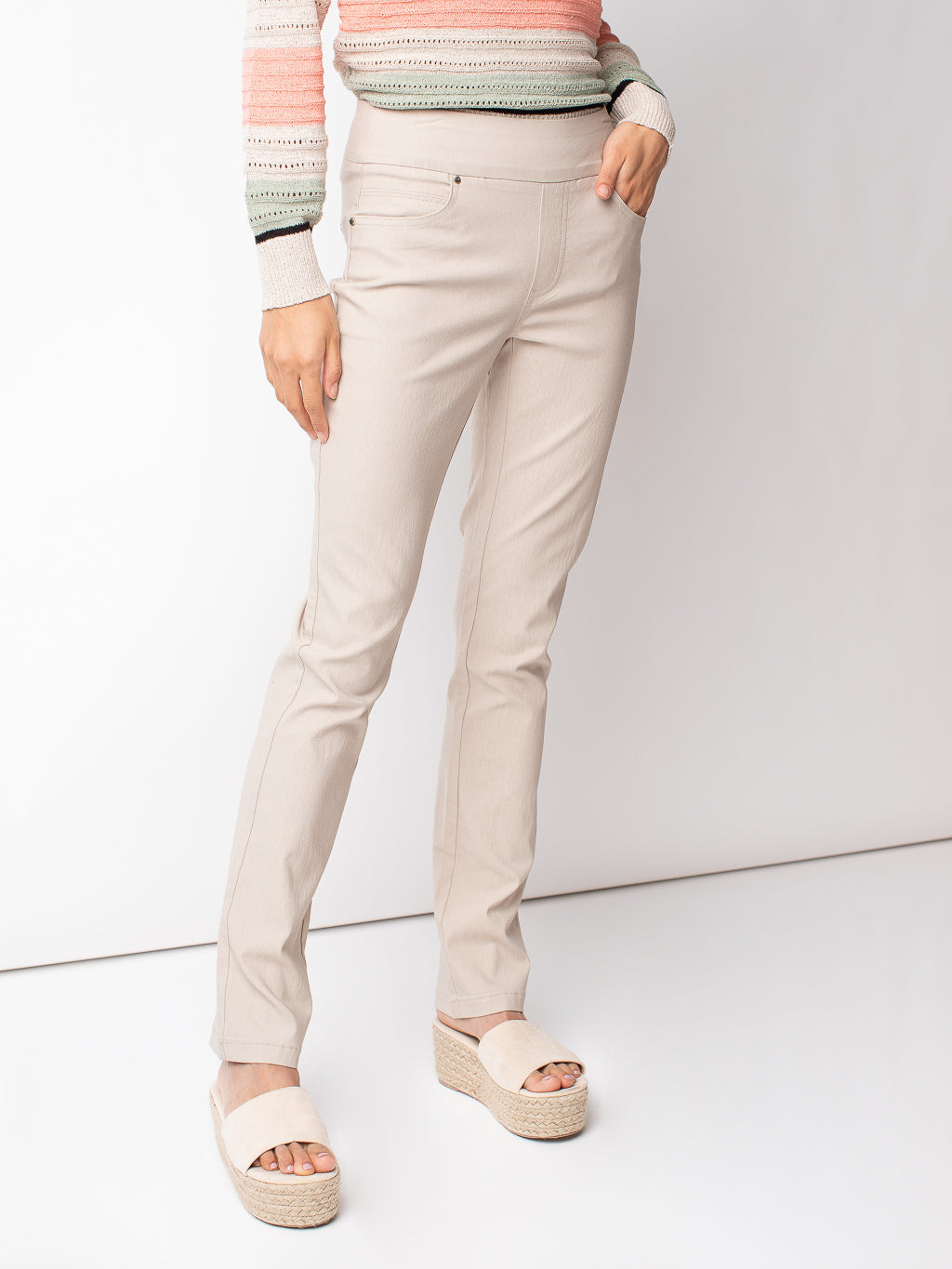 Fitted casual pull-on pant