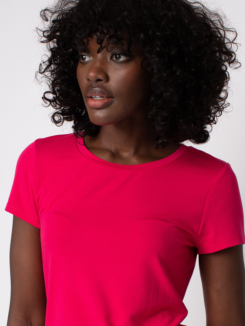 Short-sleeve semi-fitted t-shirt