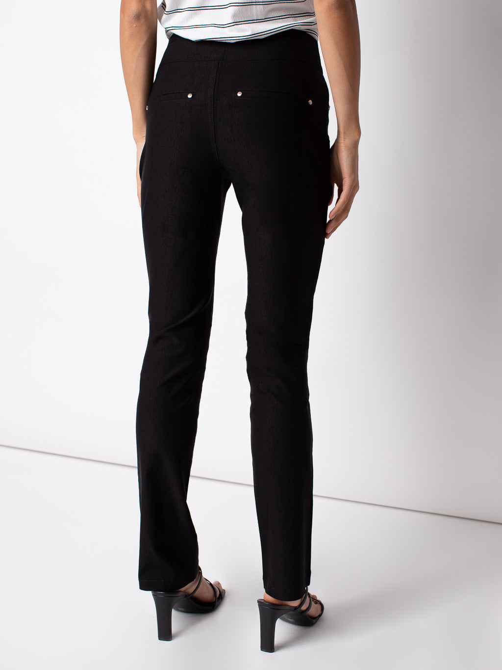 Fitted casual pull-on pant