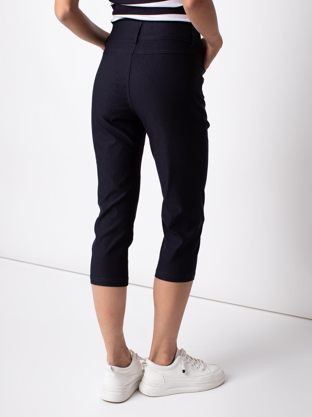 Straight fitted pull-on capri