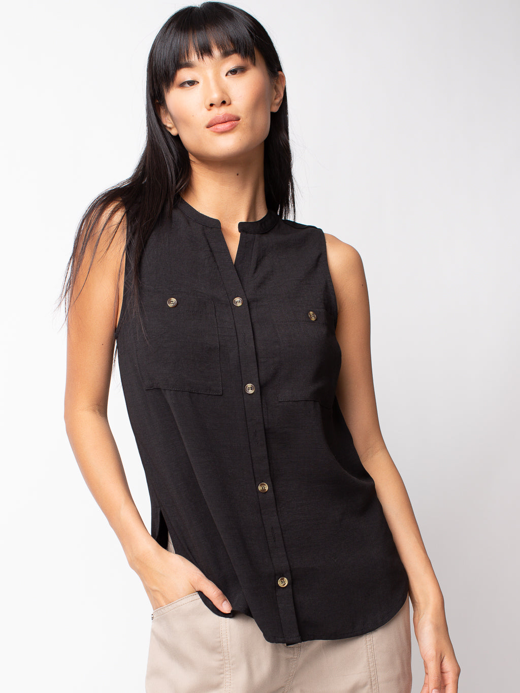 Sleeveless fitted blouse with buttons
