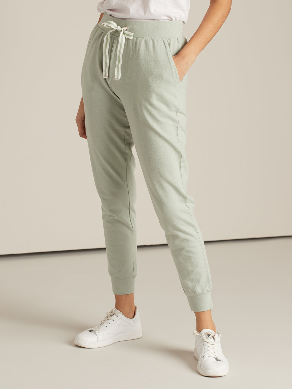 Semi-fitted lounge pant