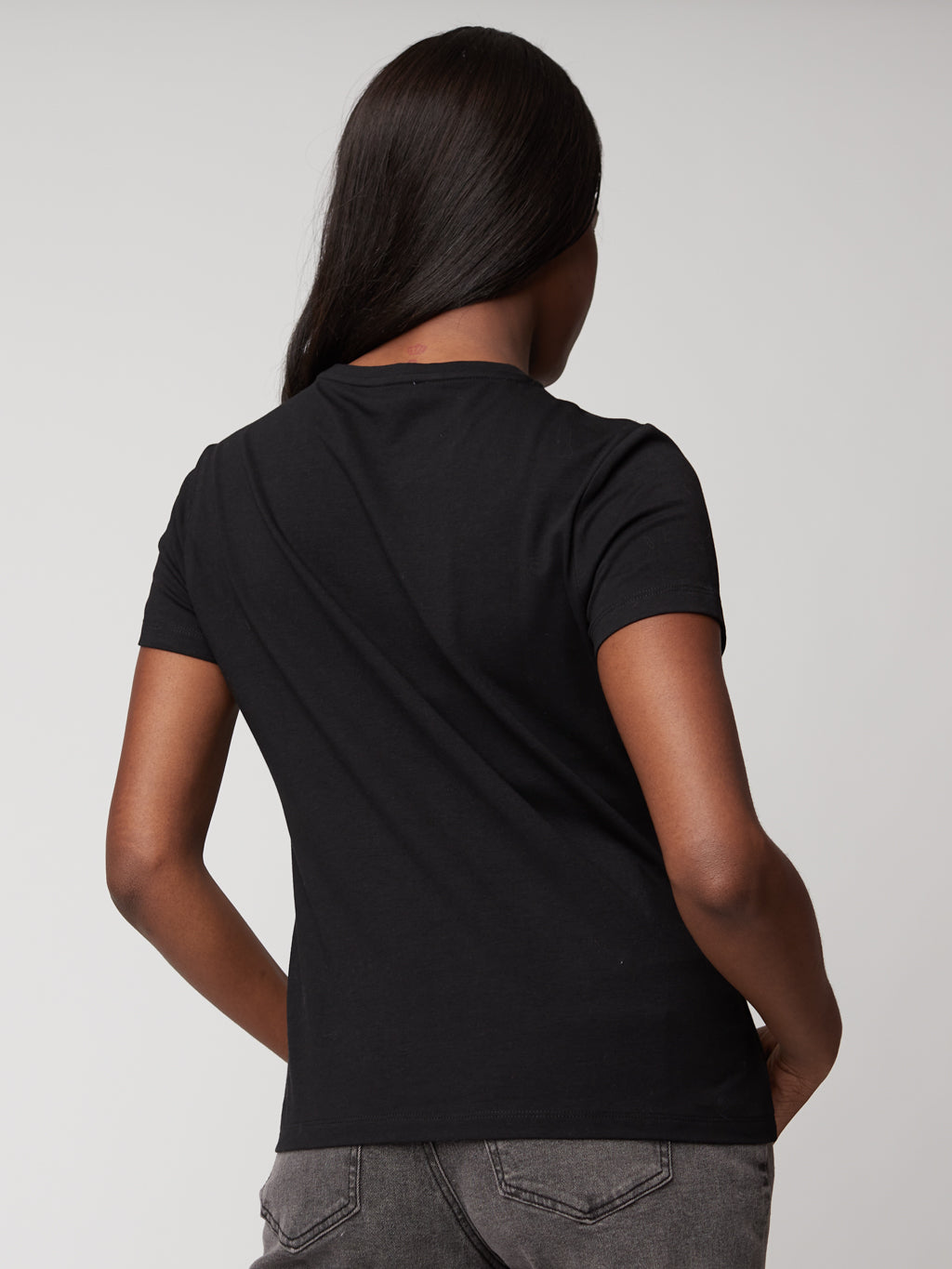 Short-sleeve semi-fitted t-shirt