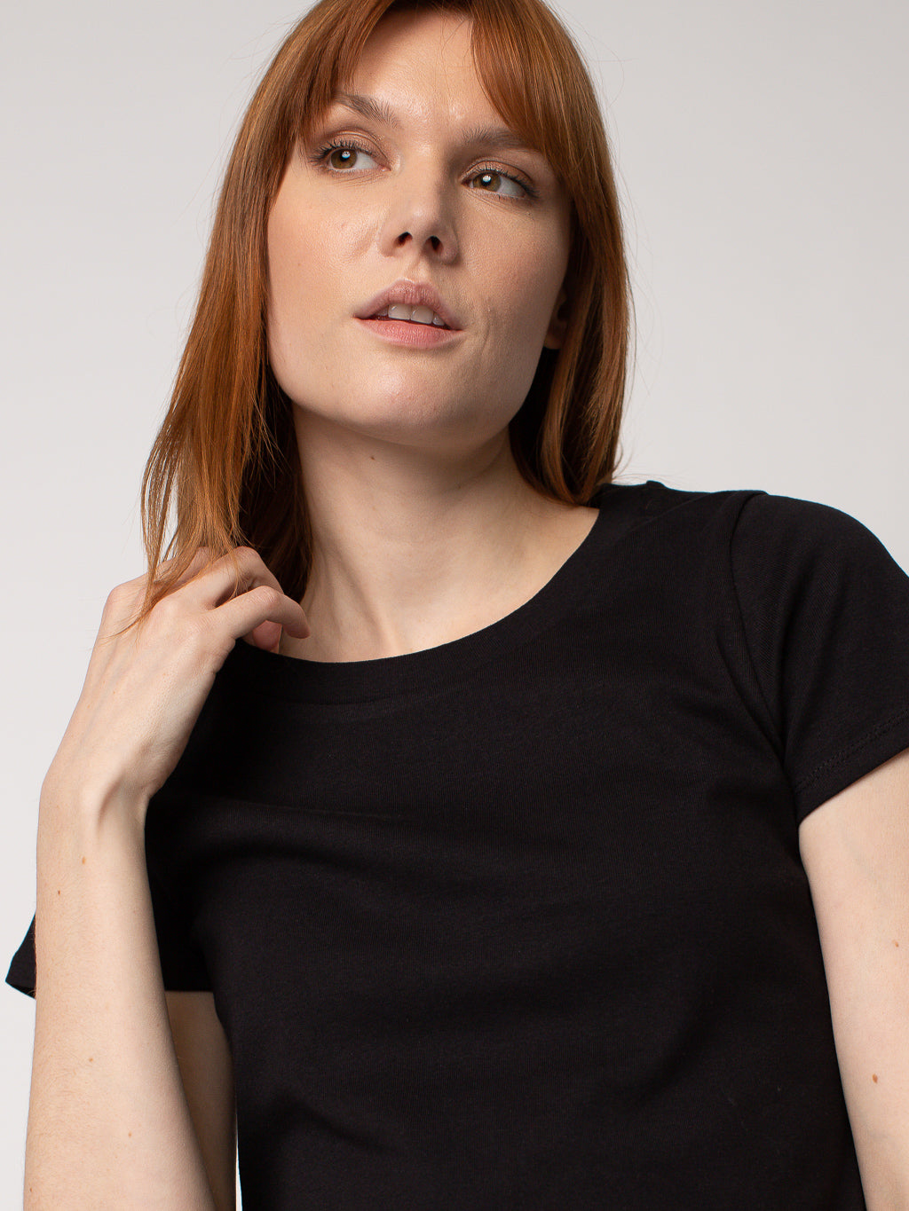 Short-sleeve semi-fitted t-shirt