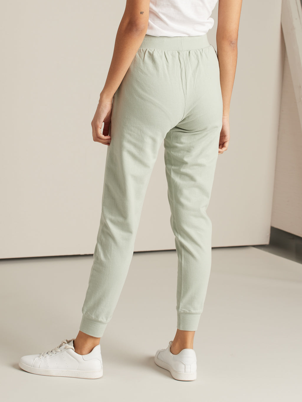 Semi-fitted lounge pant
